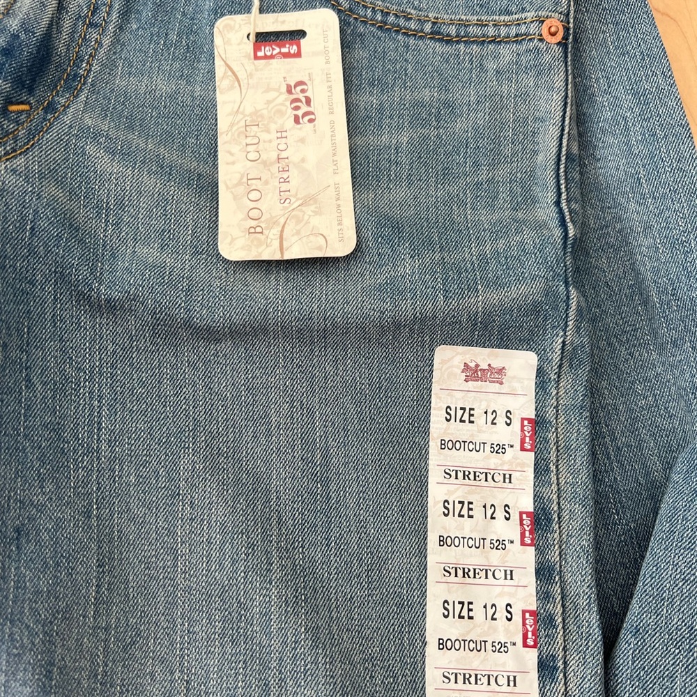 Women’s New Levi's Light Blue Denim Jeans with Tan Leather Patch - Picture 3 of 7